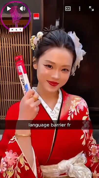 ▲▼女子打扮成藝妓的樣子拍影片引起爭議。（圖／翻攝網路）