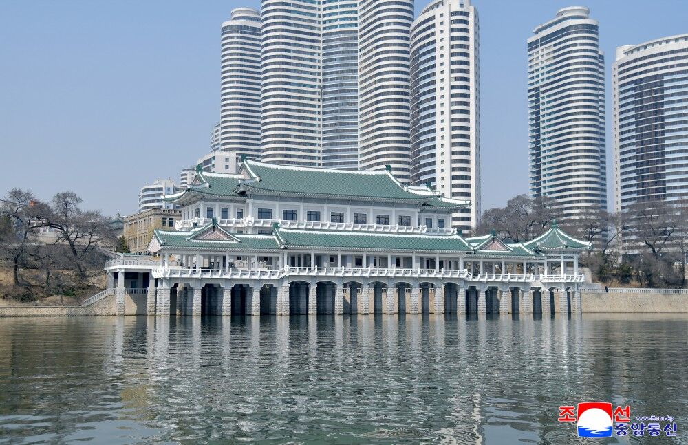 8678057 ▲▼北韓平壤大同江畔興建一棟狗肉餐廳,擁有現代化的廚房設備。(圖/翻攝自朝中社)