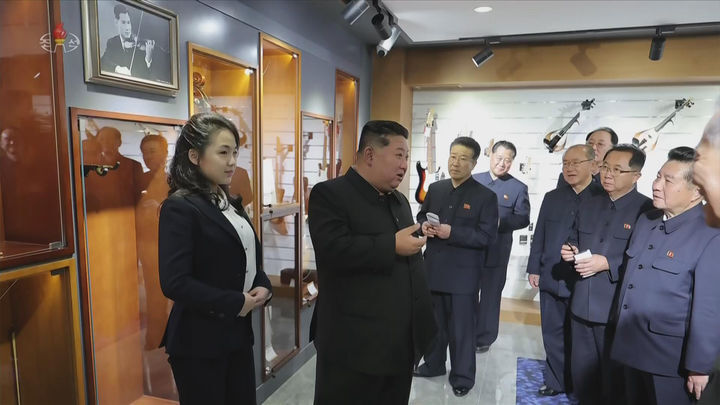 ▲▼北韓官媒公開金正恩、金主愛父女倆4日前往平壤和盛地區第4階段區域商業設施的畫面。（圖／翻攝自朝鮮中央電視台）