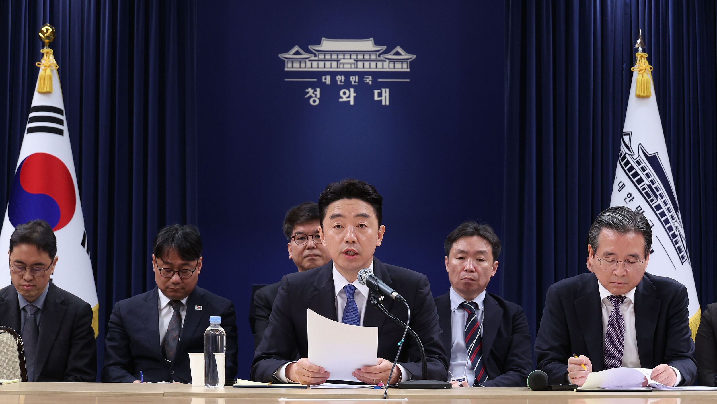▲▼南韓青瓦台秘書室長姜勳植、政策室長金容範7日就中東局勢與能源調度召開記者會。（圖／VCG）