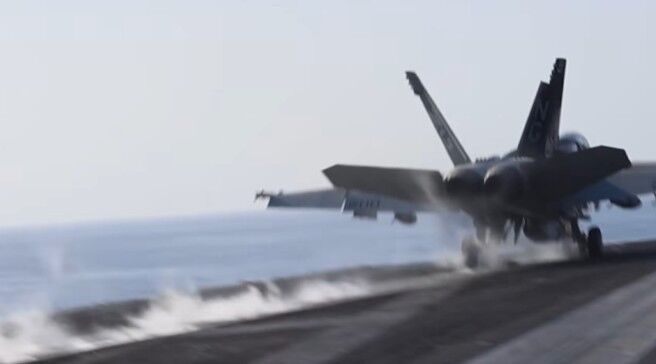 ▲▼美國海軍戰鬥機從林肯號（USS Abraham Lincoln，CVN 72)起飛，繼續對伊朗境內的軍事目標進行打擊。（圖／翻攝自Facebook／美國中央司令部）