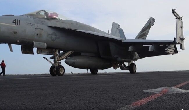 ▲▼美國海軍戰鬥機從林肯號（USS Abraham Lincoln，CVN 72)起飛，繼續對伊朗境內的軍事目標進行打擊。（圖／翻攝自Facebook／美國中央司令部）