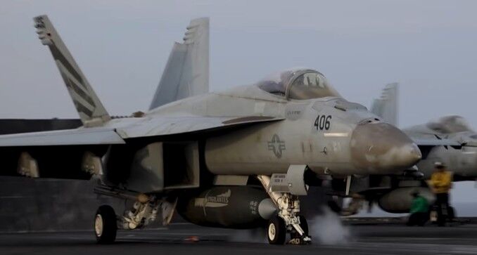▲▼美國海軍戰鬥機從林肯號（USS Abraham Lincoln，CVN 72)起飛，繼續對伊朗境內的軍事目標進行打擊。（圖／翻攝自Facebook／美國中央司令部）