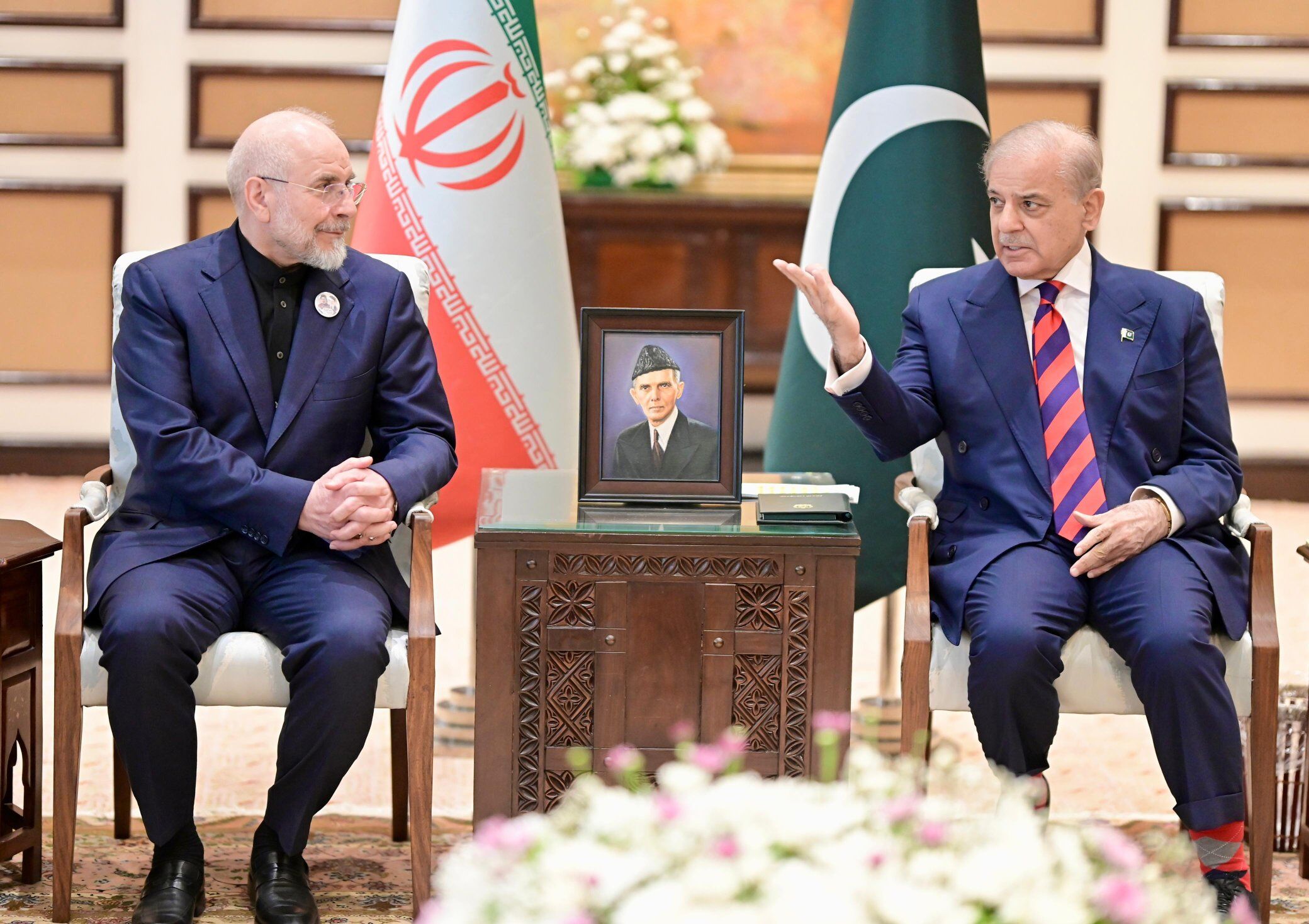 8696375-1 ▲▼伊朗國會議長卡利巴夫(Mohammad Bagher Ghalibaf,左)在巴國首都伊斯蘭馬巴德會見總理夏立夫(Shehbaz Sharif,右)。(圖/翻攝自X/巴基斯坦總理辦公室)