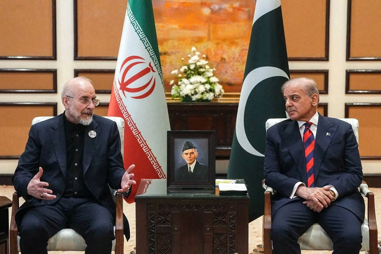 8696565-1 ▲▼ 巴基斯坦總理夏立夫(Shehbaz Sharif)與伊朗國會議長卡利巴夫(Mohammad Bagher Ghalibaf)。(圖/路透)