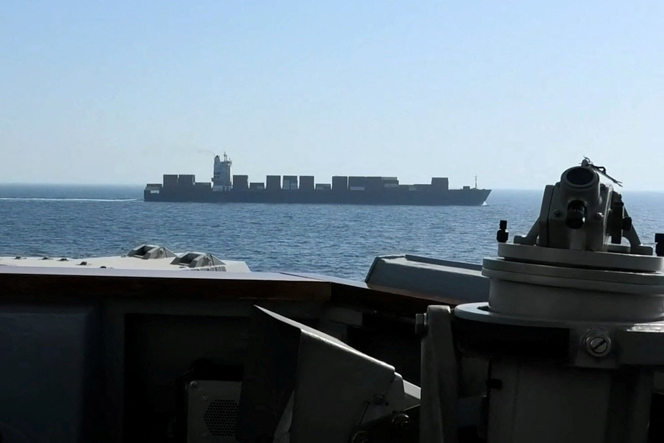 ▲▼  美軍伯克級驅逐艦「史普魯恩斯號」（USS Spruance）攔截懸掛伊朗國旗的貨輪「圖斯卡號」（Touska）。（圖／路透）
