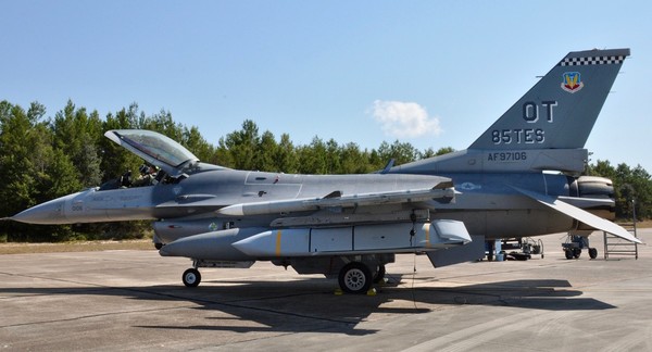 ▲準備進行測試任務的美國空軍第85測評中隊F-16C戰機，在左翼下攜掛JASSM-ER飛彈。（圖／USAF）