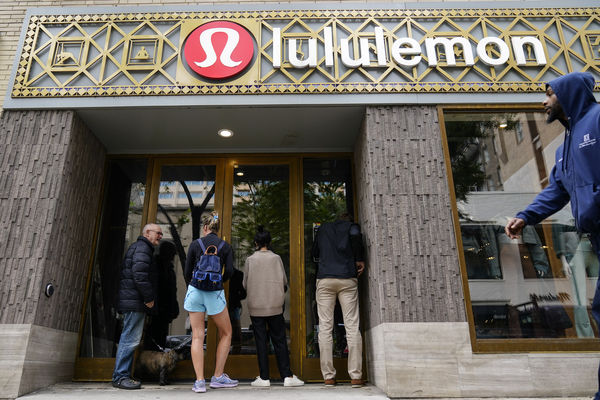 ▲▼美國賓州26日晚間發生大規模快閃搶劫事件，Apple Store、露露檸檬（Lululemon）、體育用品店Foot Locker等業者均受害。（圖／達志影像／美聯社）