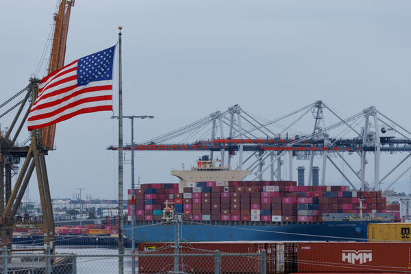 d8210442-1 ▲▼美國加州洛杉磯港(Port of Los Angeles)的貨櫃與貨船。關稅,港口,航運,貿易,海運。(圖/路透)