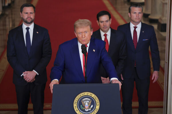 d8272481-1 ▲▼美國總統川普(Donald Trump)於美東時間21日晚間10時在白宮發表簡短全國演說。後方由左至右分別為副總統范斯(JD Vance)、國務卿盧比歐(Marco Rubio)、赫格塞斯(Pete Hegseth)。(圖/達志影像/美聯社)