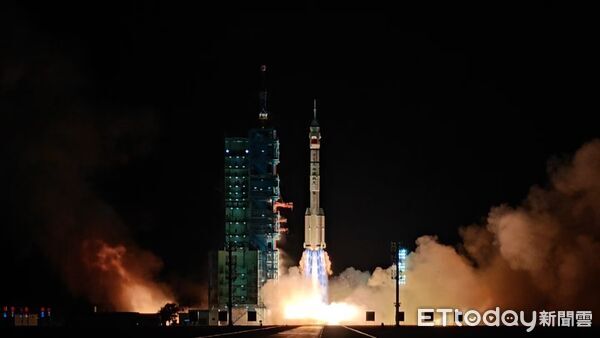 d8472423-1 ▲▼酒泉衛星發射中心發射神舟21號載人飛船,長征二號F遙21運載火箭點火畫面相當震撼。(圖/記者任以芳攝)