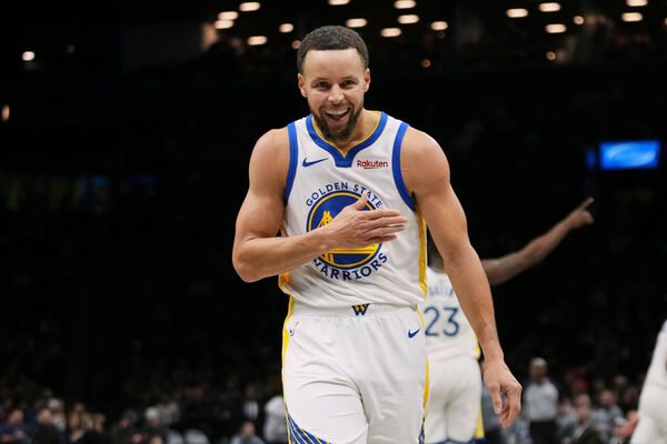 ▲勇士柯瑞完成生涯里程碑，NBA總得分超越「狼王」賈奈特。（圖／達志影像／美聯社）