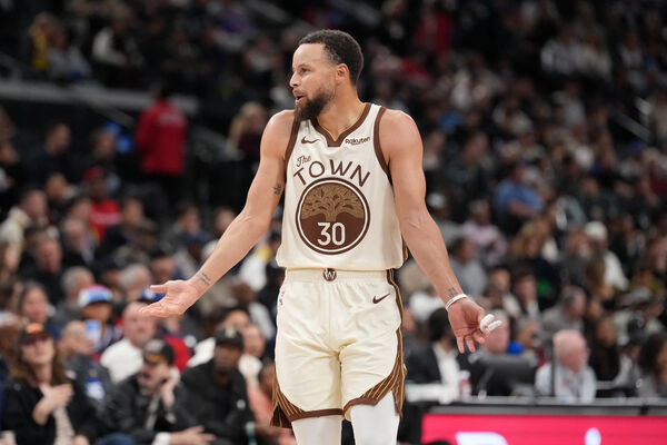 d8568588-1 ▲勇士柯瑞(Stephen Curry)犯滿畢業。(圖/達志影像/美聯社)