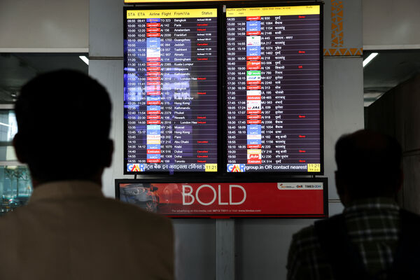 ▲▼  中東危機打亂航空交通，圖為印度英蒂拉．甘地國際機場旅客觀看航班資訊顯示系統。（圖／路透）
