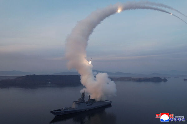 d8654115 ▲▼北韓新型驅逐艦「崔賢號」3月10日從艦上試射戰略巡弋飛彈。(圖/路透)