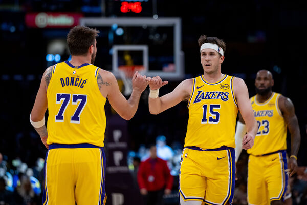 d8659423-1 ▲洛杉磯湖人唐西奇(Luka Doncic)、詹姆斯(LeBron James)、里夫斯(Austin Reaves)。(圖/達志影像/美聯社)
