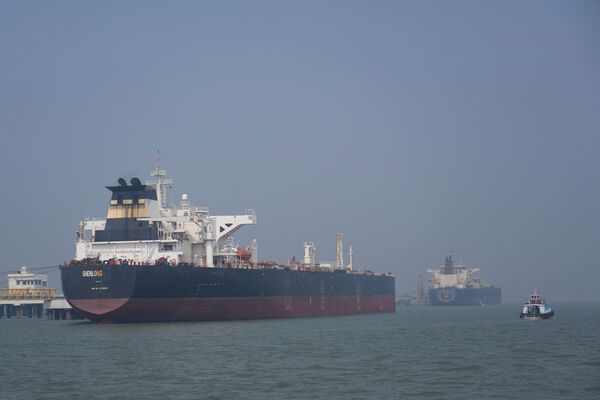 d8660211-2 ▲▼懸掛賴比瑞亞國旗的「神龍號」(Shenlong Suezmax)油輪載運沙烏地阿拉伯的原油,在通過荷莫茲海峽(Strait of Hormuz)後,抵達印度孟買的孟買港(Mumbai Port)。(圖/達志影像/美聯社)