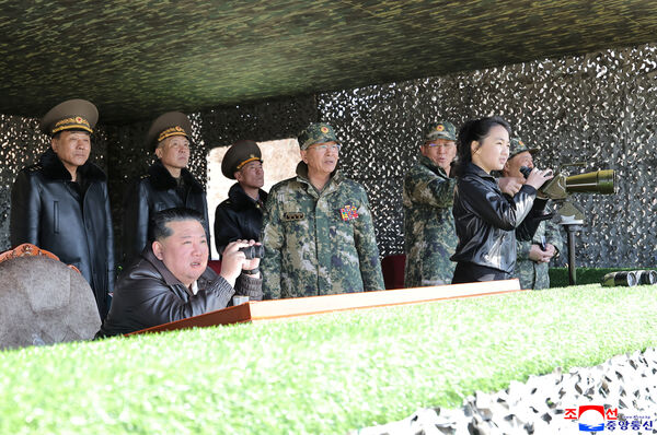 d8667116-1 ▲▼北韓領導人金正恩帶著女兒金主愛,一同視察坦克部隊與步兵部隊的實彈射擊及演習,並與士兵一起乘坐坦克車。(圖/路透)