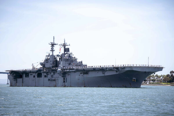 ▲▼2019年，美國海軍兩棲攻擊艦「拳師號」（USS Boxer）航經加州聖地牙哥的聖地牙哥灣（San Diego Bay）。（圖／達志影像／美聯社）
