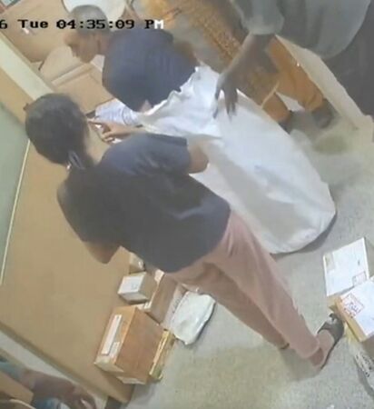 d8677746 老翁被塞在麻布袋中呼吸困難,差點窒息喪命。(翻攝影片)