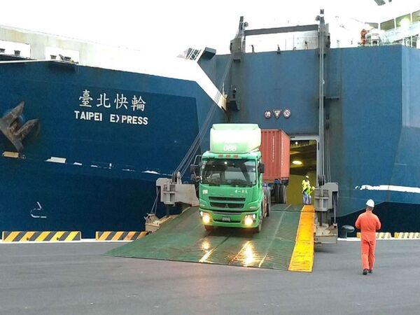 d8680629 ▲華岡集團「台北快輪」,拖車直接進船艙拖出貨櫃,省下吊卸動作。(圖/華岡提供)