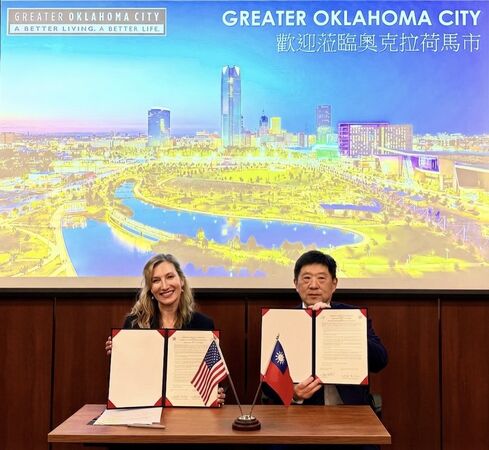 d8681901 ▲IEAT美洲委員會主委宗緒順(右)與OKC Chamber總裁暨執行長Christy Gillenwater(左)代表簽署MOU。(圖/IEAT提供)