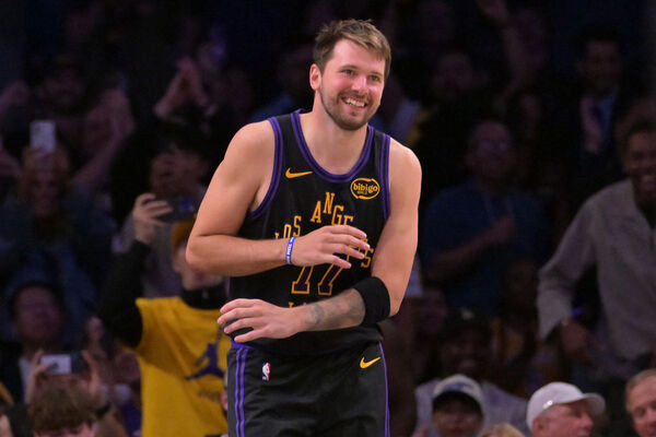 d8682971-1 ▲洛杉磯湖人唐西奇(Luka Doncic)、詹姆斯(LeBron James)。(圖/路透)