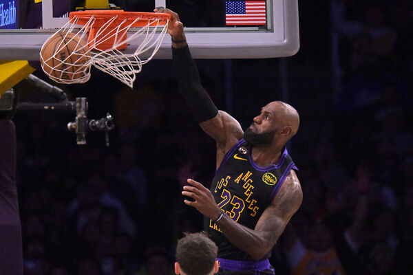 d8682972-1 ▲洛杉磯湖人唐西奇(Luka Doncic)、詹姆斯(LeBron James)。(圖/路透)
