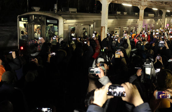 ▲▼日本北海道「JR留萌線」3月31日晚間開出末班車之後，正式宣告熄燈。（圖／達志影像／美聯社）