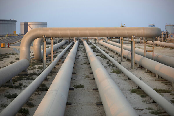 ▲▼2018 年，沙烏地阿美石油公司（Saudi Aramco）的拉斯坦努拉（Ras Tanura）煉油廠與原油碼頭，輸油管線穿過朱艾瑪（Juaymah）儲油槽區。（圖／VCG）