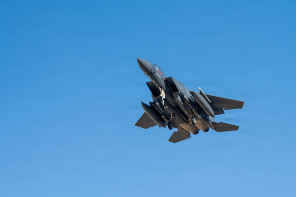 ▲▼2026年3月9日，一架美國空軍F-15E「攻擊鷹」戰機在伊朗戰爭期間於一處未公開地點起飛，執行支援「史詩狂怒行動」的任務。（圖／路透）