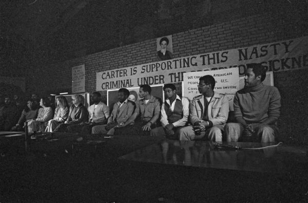 d8687477-1 ▲▼1979年爆發伊朗暴發伊斯蘭革命後,隔年的11月4日,美國駐伊朗大使館被伊朗激進學生占領,劫持99名人質,其中有66名美國外交官和平民,總共被扣留長達444天。(圖/達志影像/美聯社)