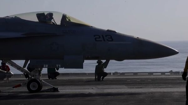 ▲▼美國海軍戰鬥機從林肯號（USS Abraham Lincoln，CVN 72)起飛，繼續對伊朗境內的軍事目標進行打擊。（圖／翻攝自Facebook／美國中央司令部）