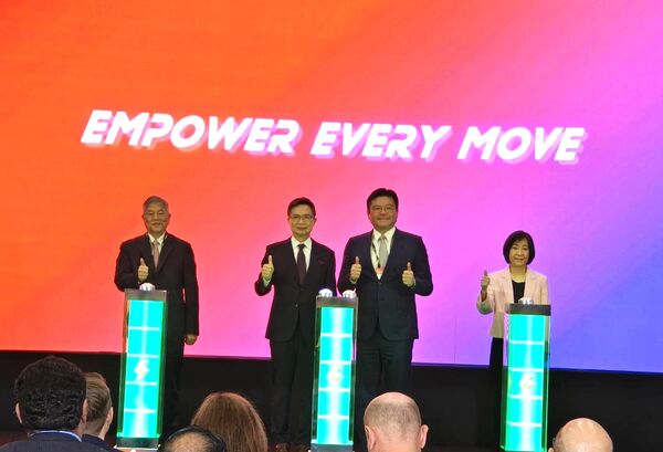 d8699457-1 ▲左起總統府沈榮津資政、外貿協會董事長黃志芳、電電公會副理事長許介立、經濟部政務次長江文若為展出共同揭幕。(圖/記者張佩芬攝)