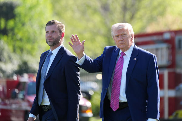 d8701175-1 ▲▼美國總統川普(Donald Trump)與次子艾瑞克(Eric Trump)。(圖/達志影像/美聯社)