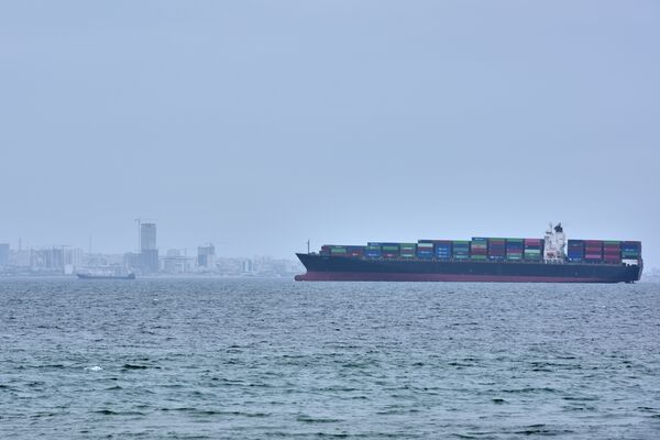 ▲▼一艘貨輪出現在伊朗格什姆島附近的荷莫茲海峽。（圖／達志影像／美聯社）