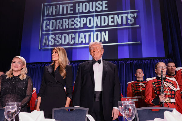d8716705-1 ▲▼美國總統川普(Donald Trump)首度以現任元首身分,出席眾所矚目的「白宮記者聯誼晚宴」(White House Correspondents` Dinner)。(圖/路透)