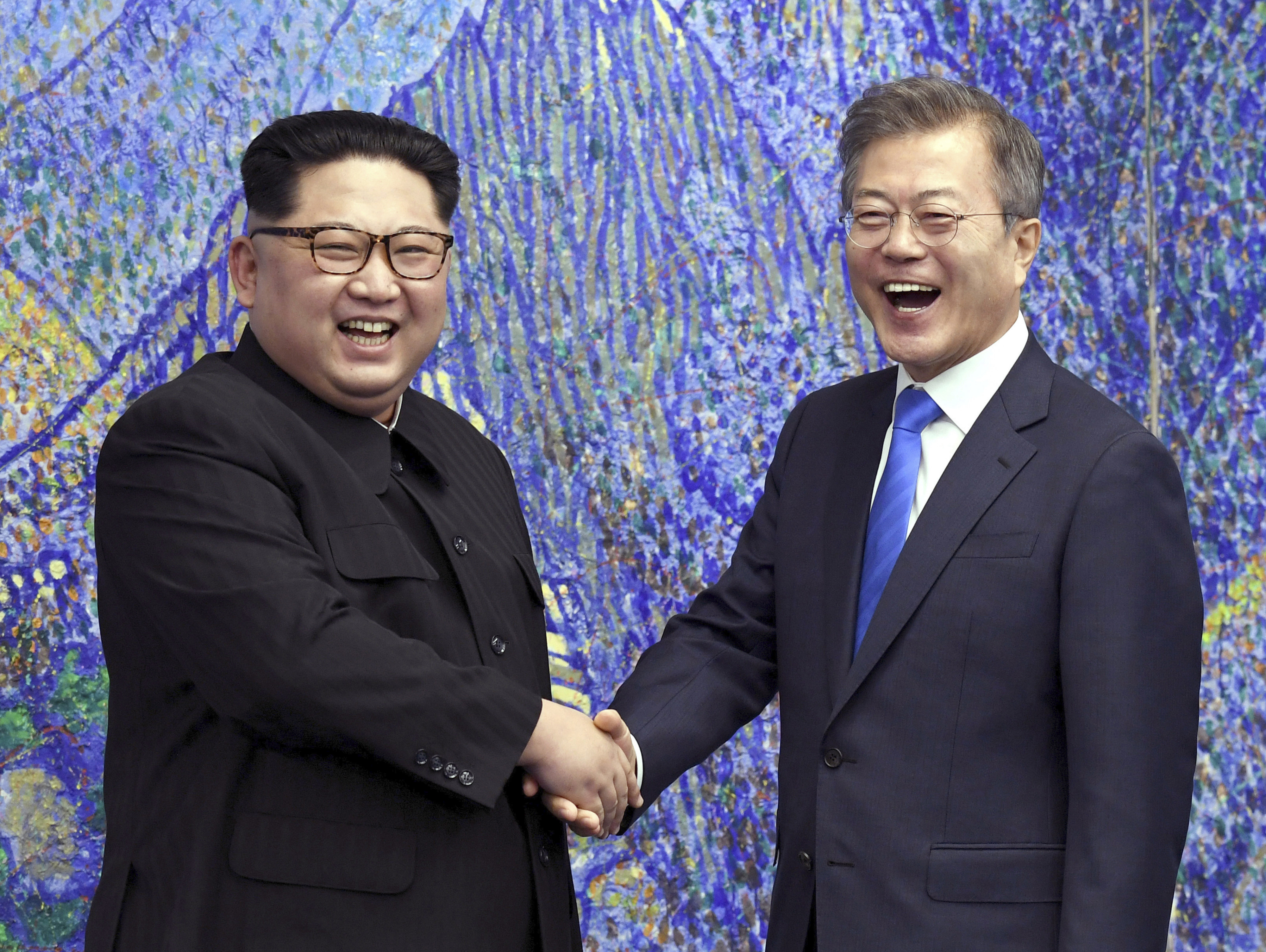 5591801 ▲▼文在寅與金正恩於2018年4月27日簽署《板門店宣言》。(圖/達志影像/美聯社)