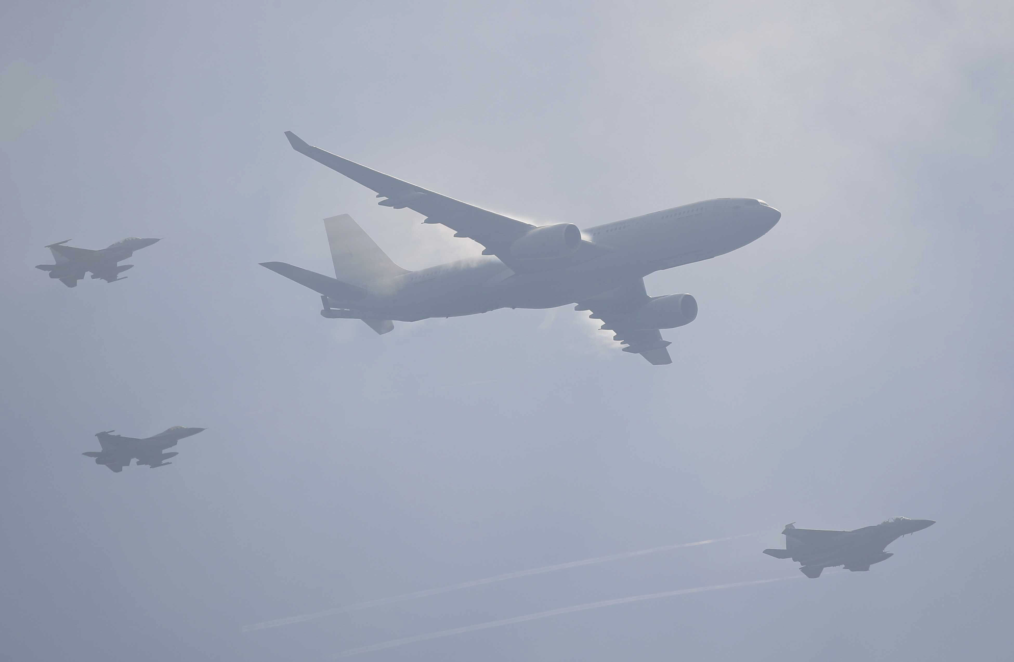 6614313-1 ▲▼南韓空軍出動F-15K戰機、KC-330空中加油機1日在忠清南道雞龍台展開機動示範飛行。(圖/達志影像/美聯社)