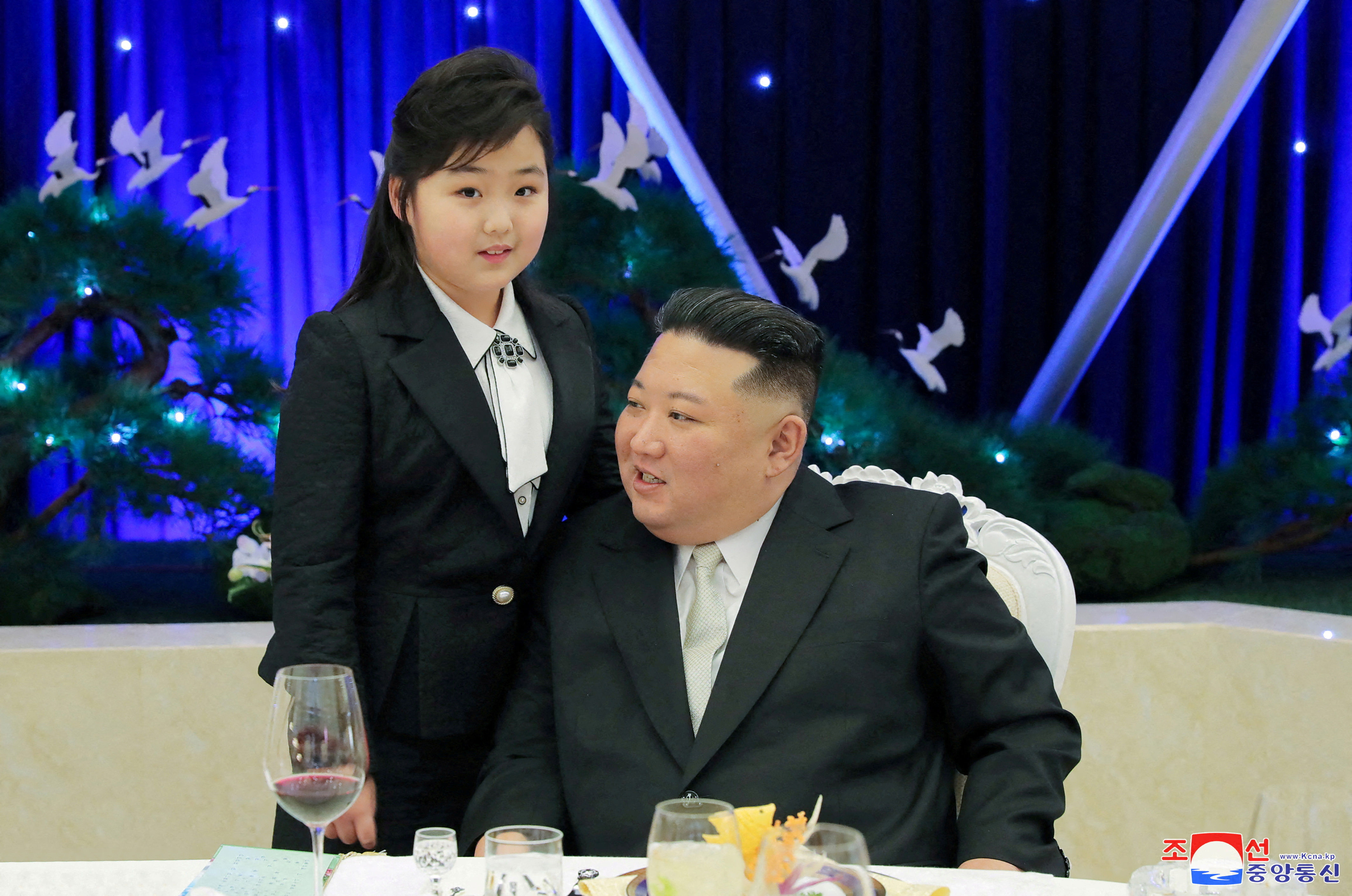▲▼金正恩帶著妻女出席建軍節慶祝晚宴，合照時金主愛坐在父母中間，美媒推測恐是暗示接班的強烈訊號。（圖／路透）
