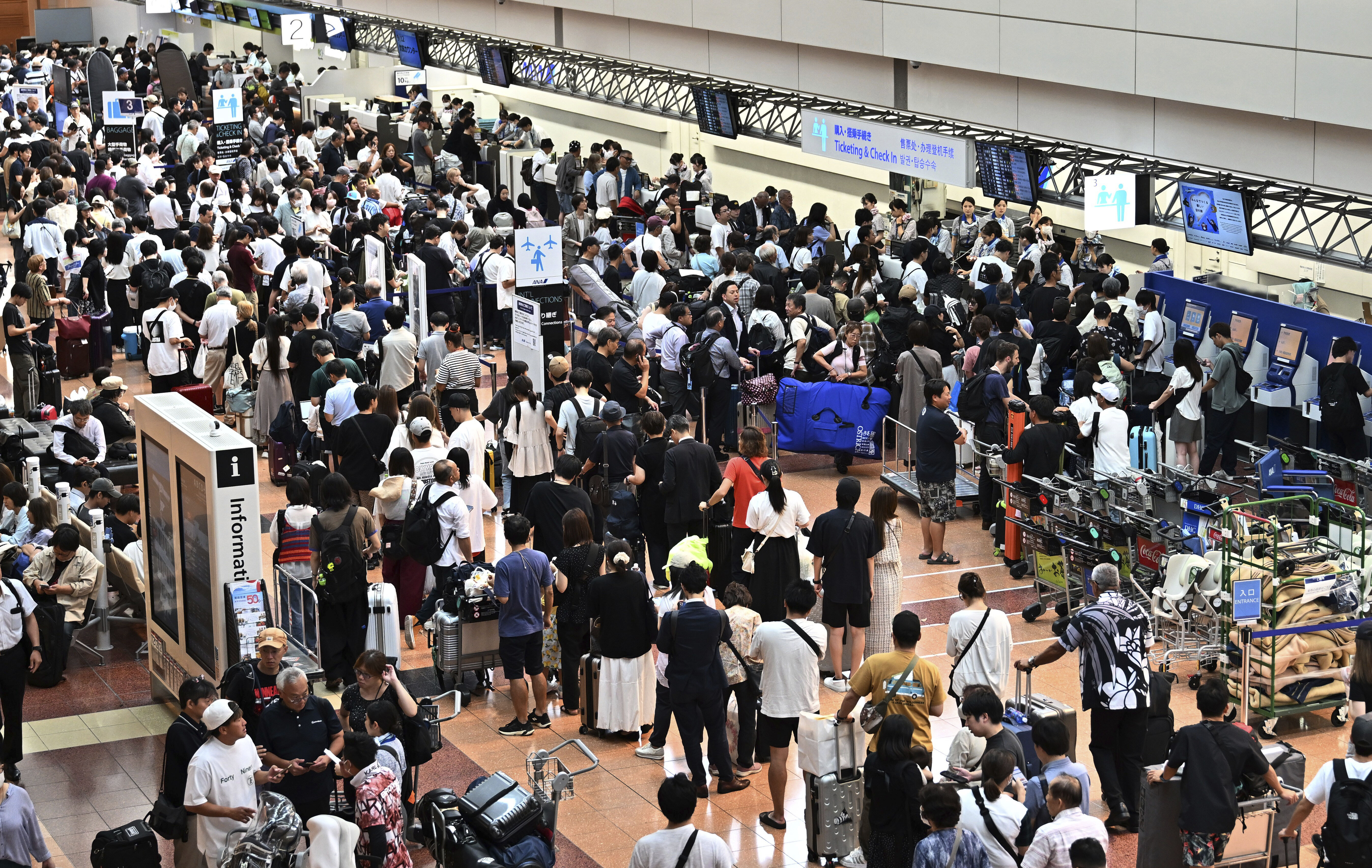 8396908-1 ▲▼由於11日下午暴雨和雷擊,導致東京羽田機場地勤作業全面暫停、航班延後或取消,航廈擠滿等候辦理手續的旅客。(圖/達志影像/美聯社)