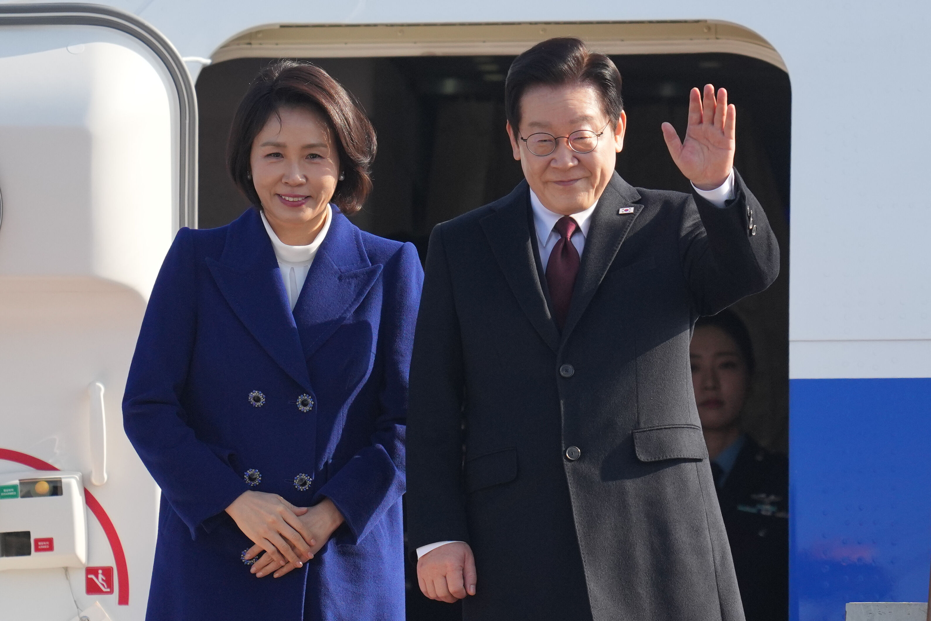 ▲▼南韓總統李在明、第一夫人金惠景4日從位於京畿道城南市的首爾機場啟程飛往中國北京。（圖／達志影像／美聯社）