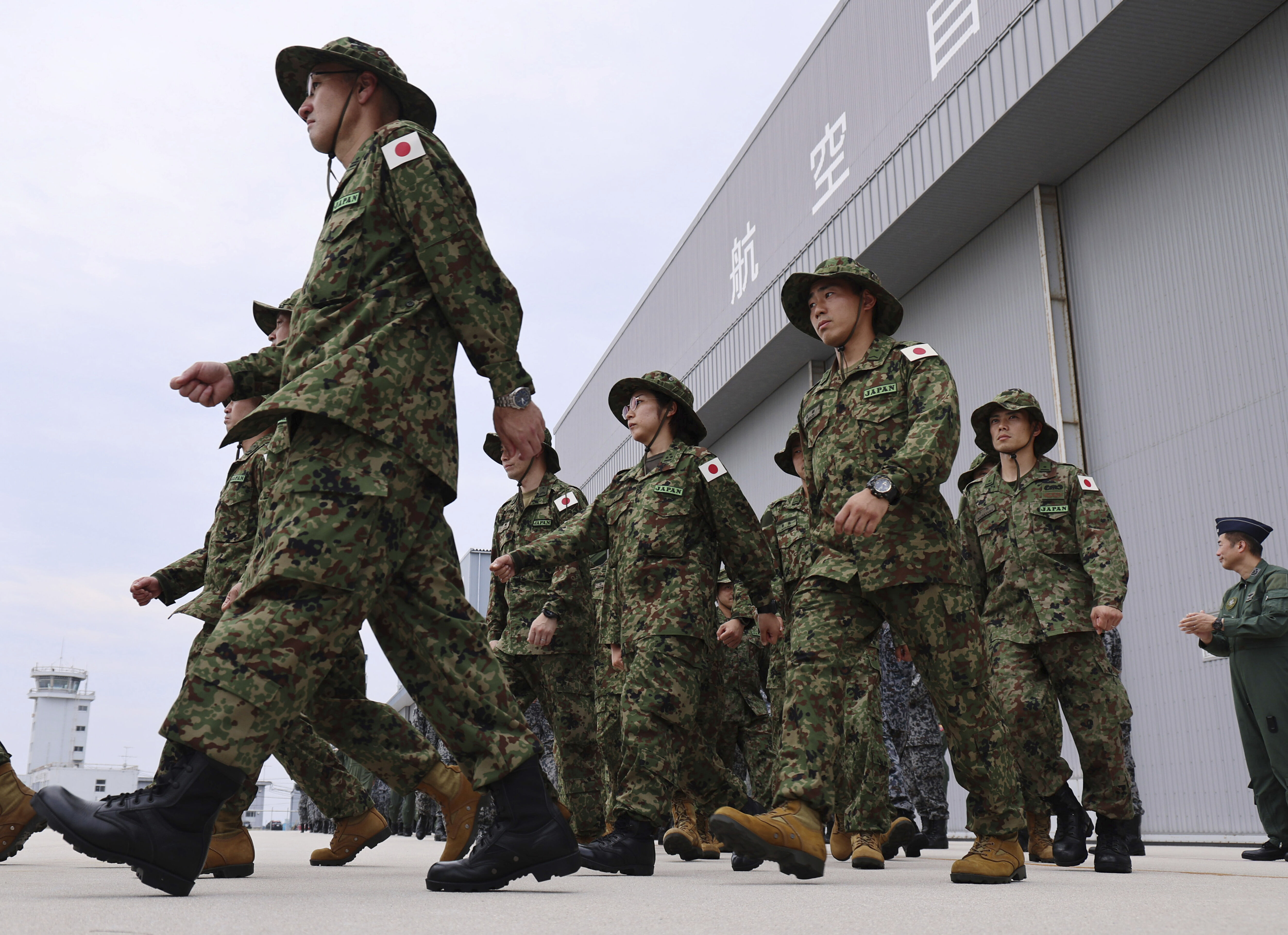 ▲▼日本自衛隊隊員在鳥取縣境港市美保空軍基地走向C-2軍用運輸機。（圖／達志影像／美聯社）
