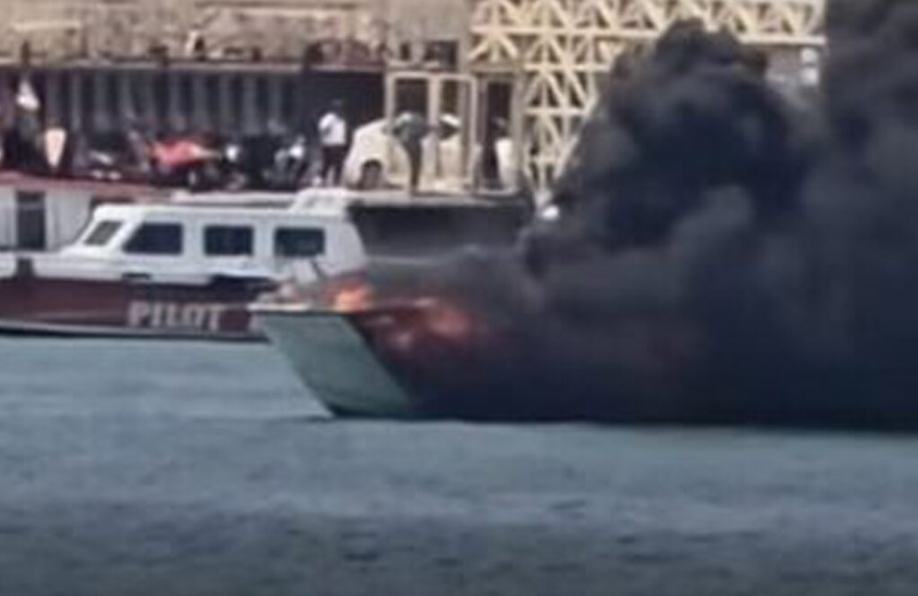 8688800-1 ▲▼普吉島快艇大爆炸!「整艘淪火球」畫面曝 5傷1失蹤遊客驚逃 。(圖/翻攝自Khaosod)