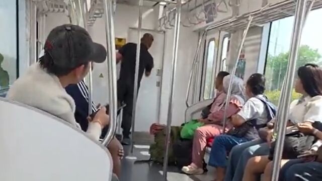 8693534 ▲▼泰捷運駕駛室「狂傳淒厲女聲」!尖叫迴盪車廂 乘客拍門無人應。(圖/翻攝X)
