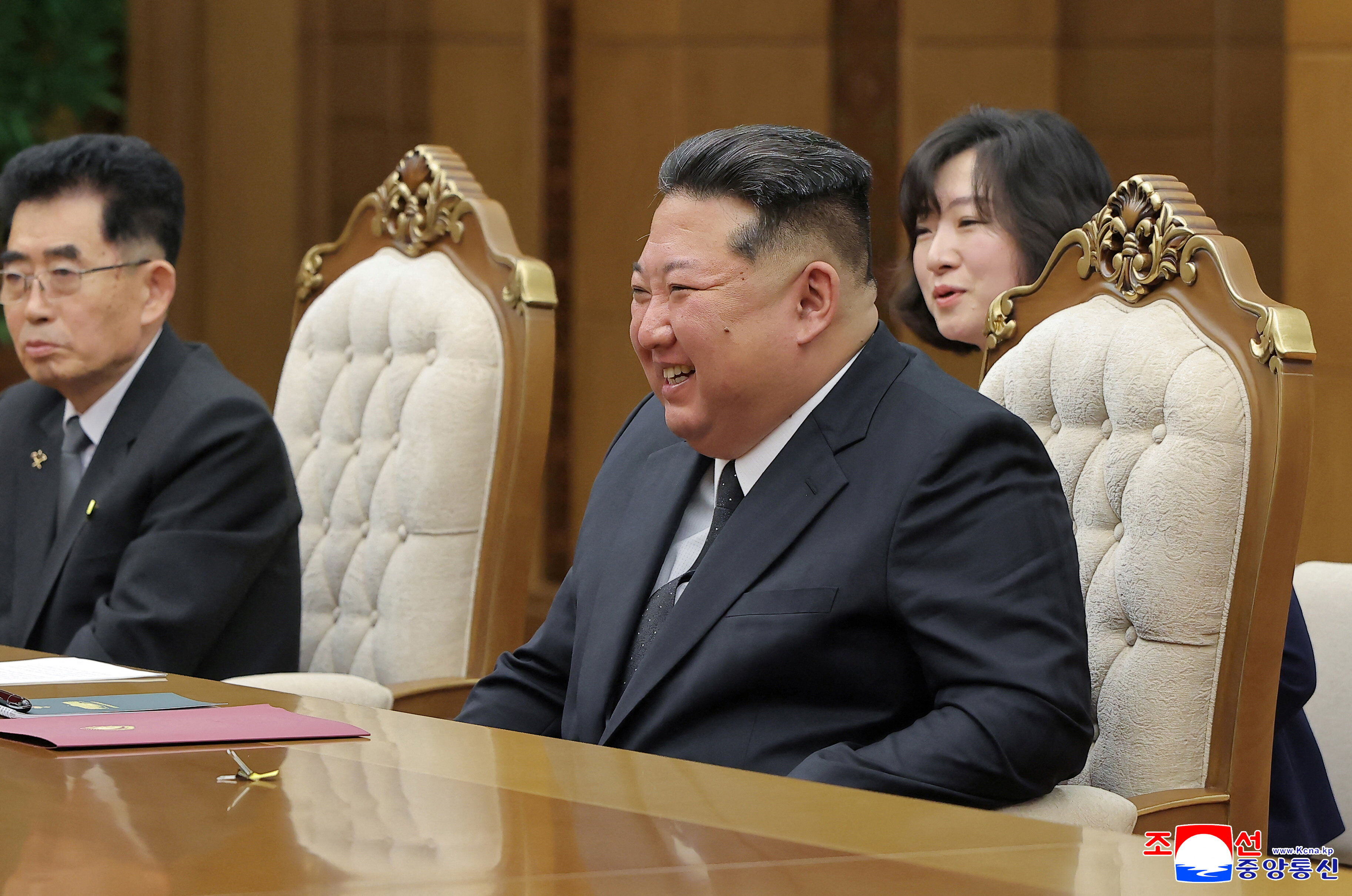 8695623-2 ▲▼中國外交部長王毅出訪平壤,10日獲得北韓最高領導人金正恩接見。(圖/路透)