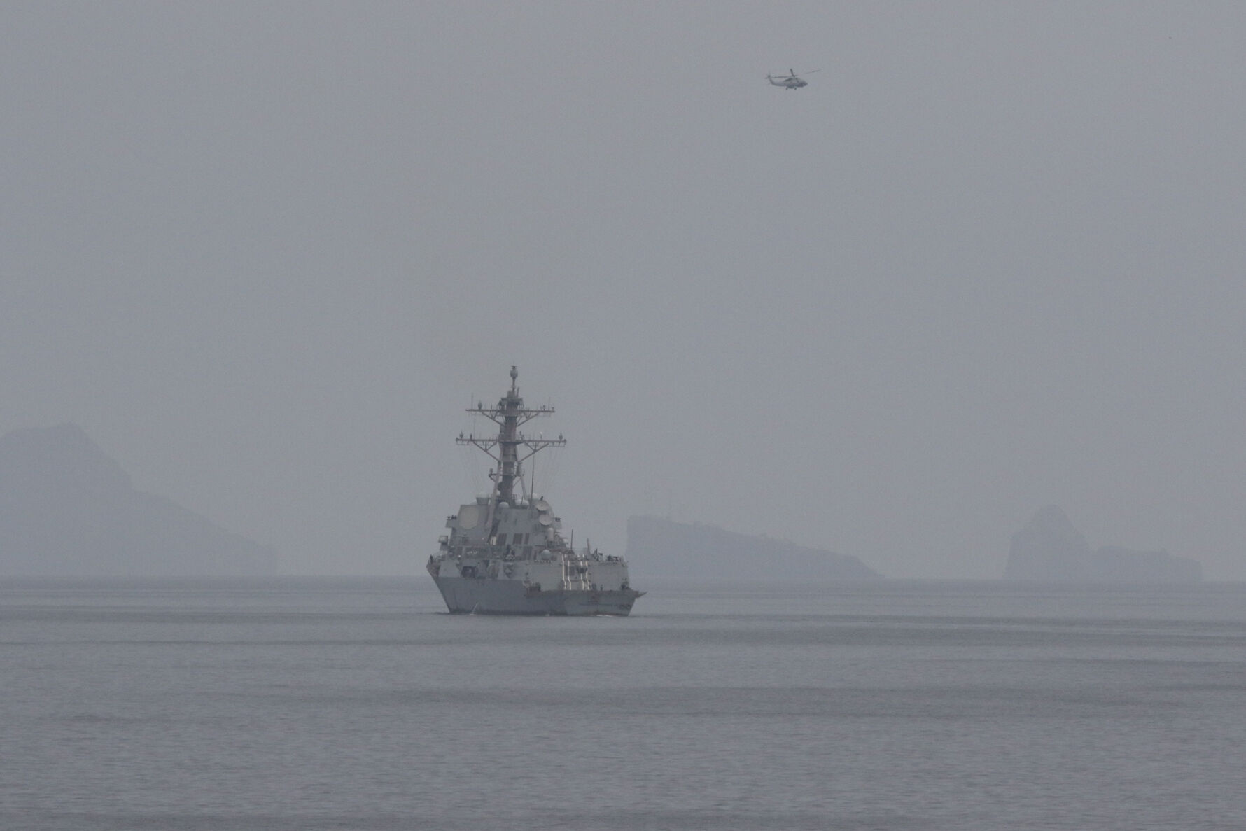 8696451 ▲▼美國中央司令部(U.S. Central Command)於開始為清除荷莫茲海峽水雷進行前置部署,兩艘美國海軍導彈驅逐艦同步展開行動。(圖/翻攝自Facebook/美國中央司令部)