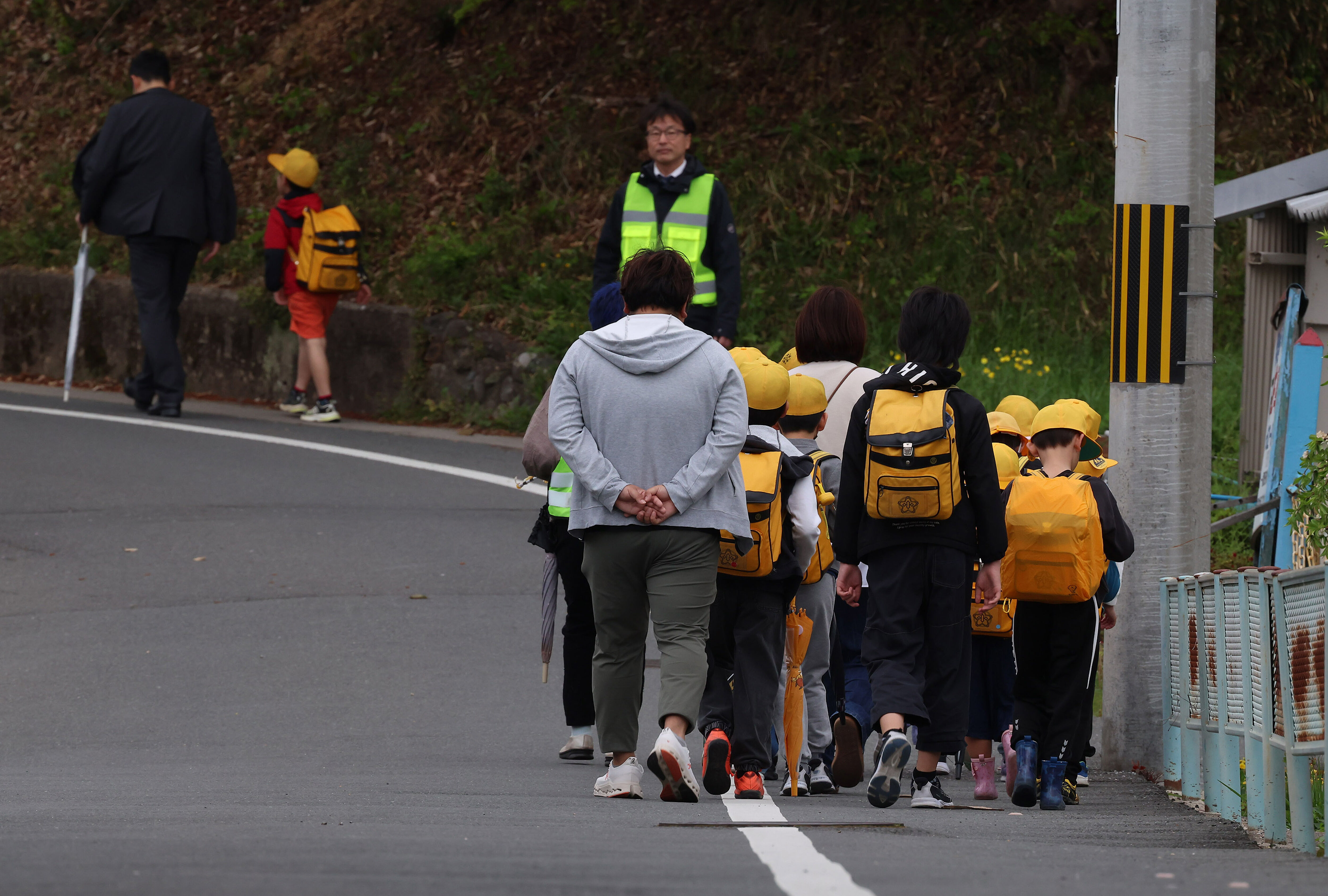▲▼京都府南丹市園部小學15日恢復上課，學童在保護下步行。（圖／達志影像／美聯社）