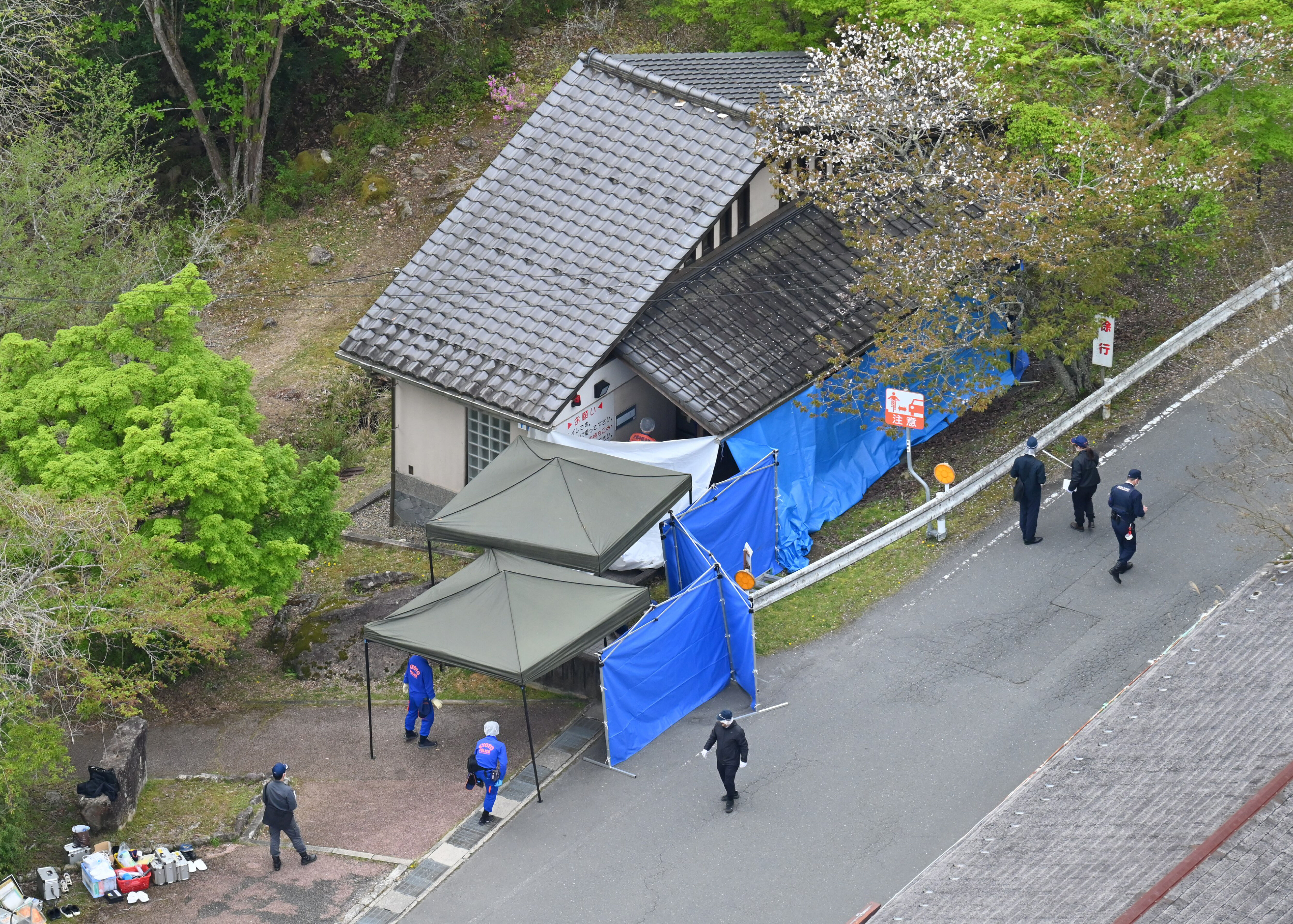 8705905-1 ▲▼警方18日上午前往京都府南丹市當地知名觀光景點「琉璃溪」停車場公廁進行鑑識。(圖/達志影像/美聯社)