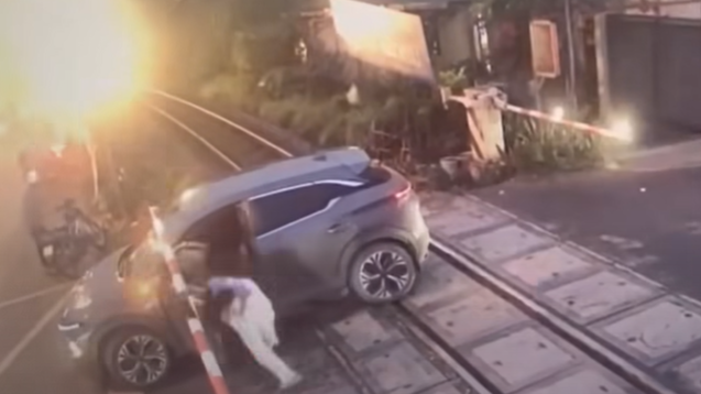 8707836 ▲▼轎車卡鐵軌下秒遭火車撞飛。(圖/翻攝自Facebook)